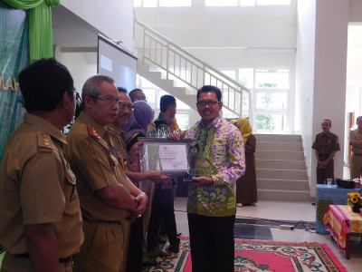 Penyerahan Sertifikat Adiwiyata Tingkat Provinsi Tahun 2019 di DLH Provinsi Kalimantan Selatan